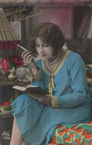 Rauchende Leserin, Postkarte (20er Jahre)